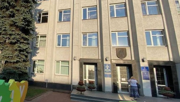 Підозра співробітниці Печерського ЦНАП: допомагала з виїздом ухилянтів за кордон